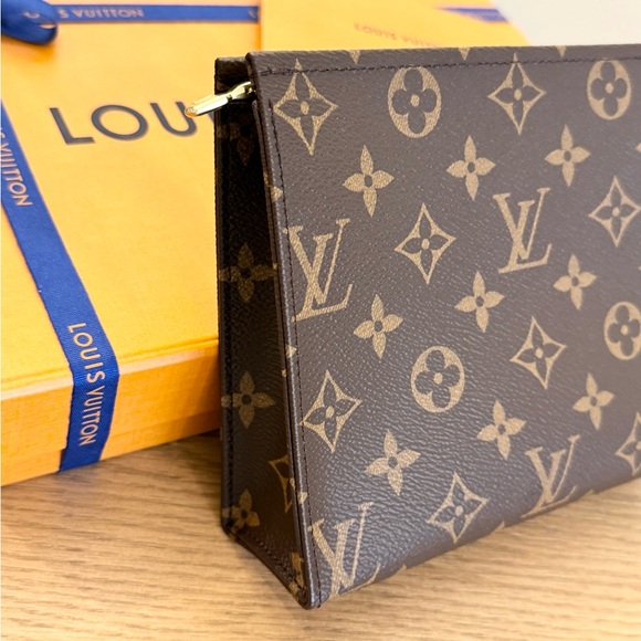 LOUIS VUITTON 2024 Monogram Canvas Toiletry Pouch 19 - Picture 4 of 13